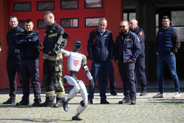 Zagreb: Demonstracija suradnje vatrogasne postrojbe i robotskog psa Unitree Go2 