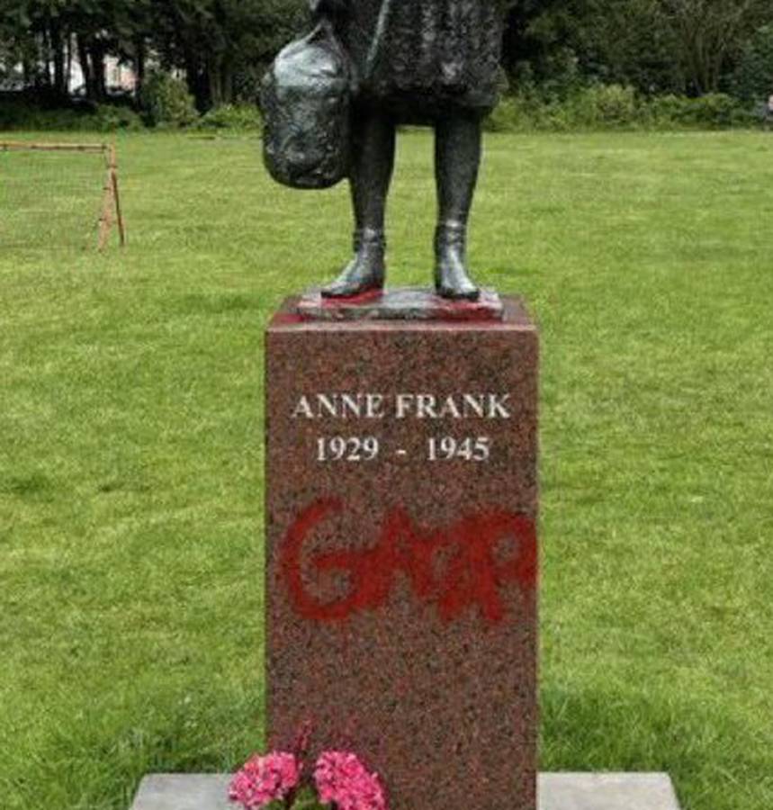 Na kipu Anne Frank crvenom bojom ispisana riječ "Gaza"