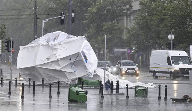 Šatorsko naselje ispred Narodne skupštine Republike Srbije nije izdržalo nevrijeme koje je pogodilo Beograd