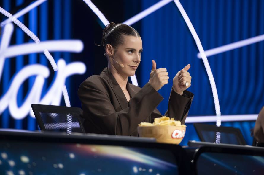 Laura se bavi tarotom, a velika joj je strast i pjevanje: 'Kakva glaščina. Top boja, top sve...'