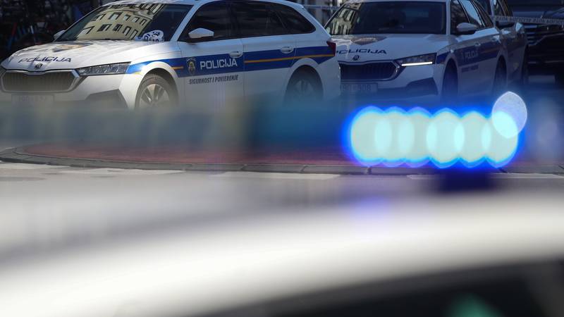 Okupljanje maskirane skupine ispred busa u Rijeci. Policija: 'Nije bilo napada na karatiste'