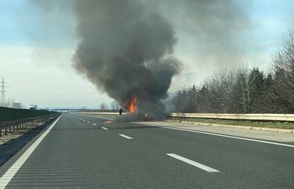 Zapalio se kombi na autoputu