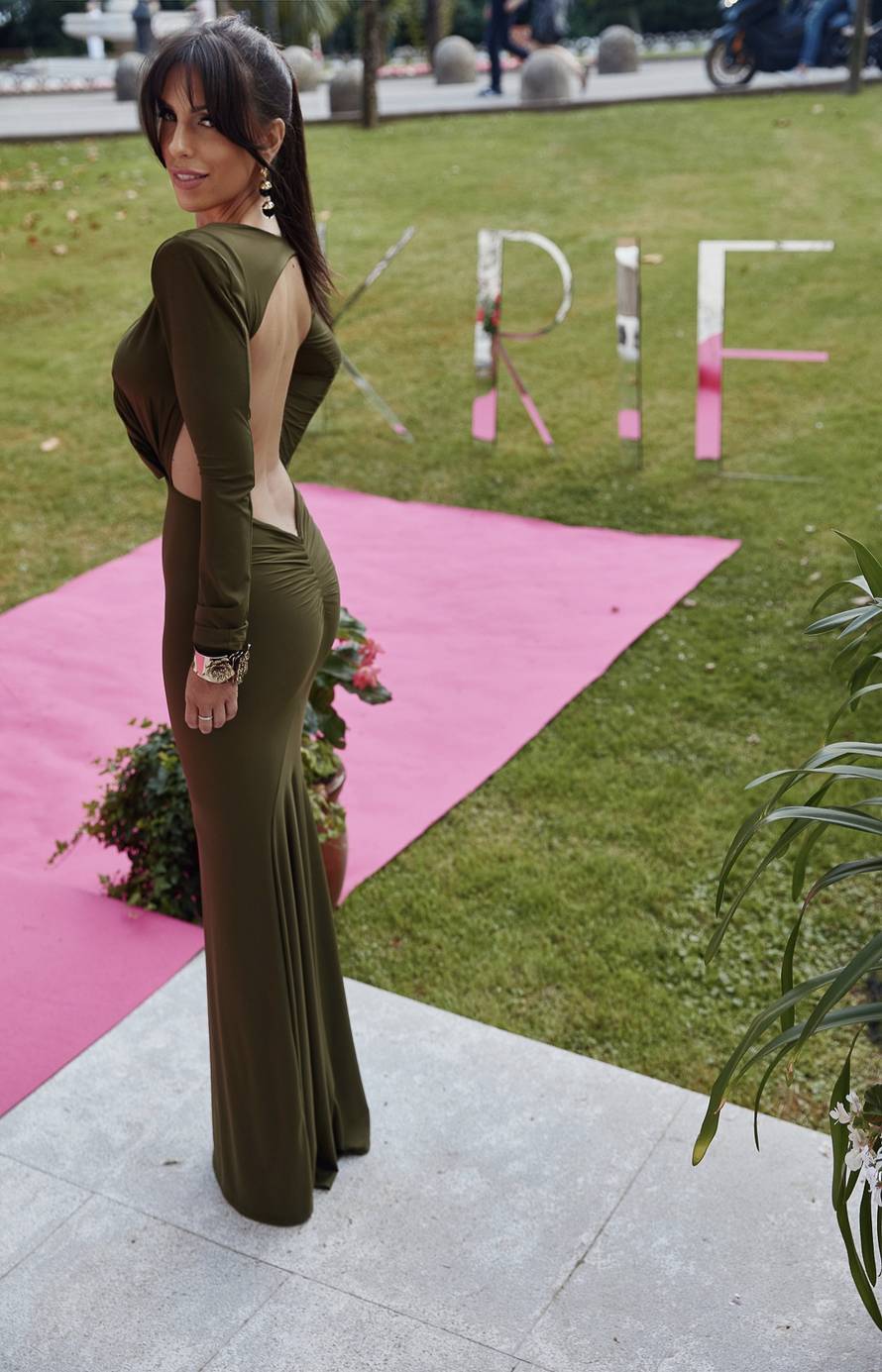 Dubokim prorezom otkrile noge i dekolte: Batelić i supruga NBA košarkaša Ivice Zupca zablistale