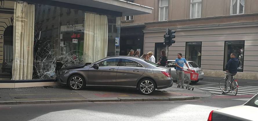 Autom u izlog: 'Pokosila bi me da sam krenula sekundu ranije'