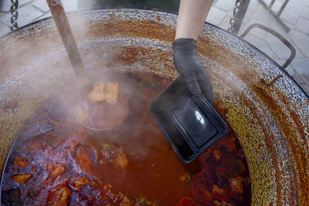 Osijek: Tradicionalna podjela blagdanskog fiš paprikaša na Trgu Svetog Trojstva