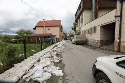 FOTO U Hrvatskoj Kostajnici rade nasip za vodeni val, kod Gračaca je potopljeno i groblje