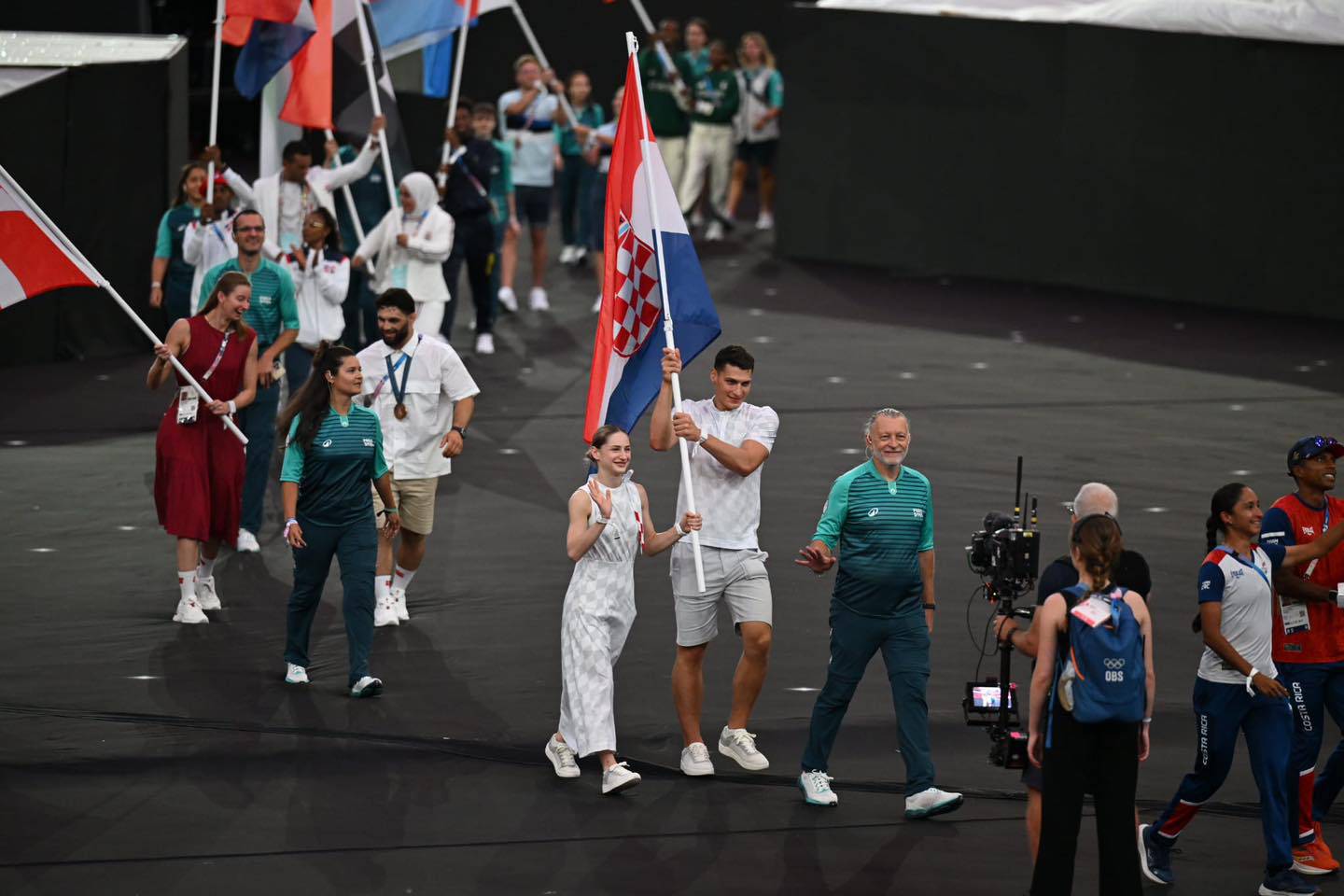 Lena Stojković i Ivan Šapina su nosili hrvatsku zastavu na zatvaranju Olimpijskih igara