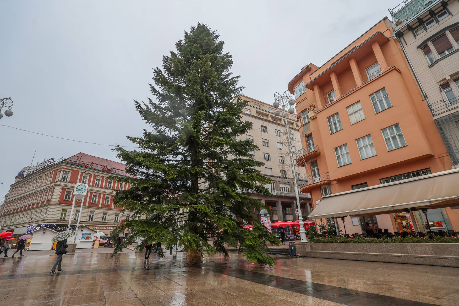 Zagreb: Na Trgu bana Jelačića postavljen bor