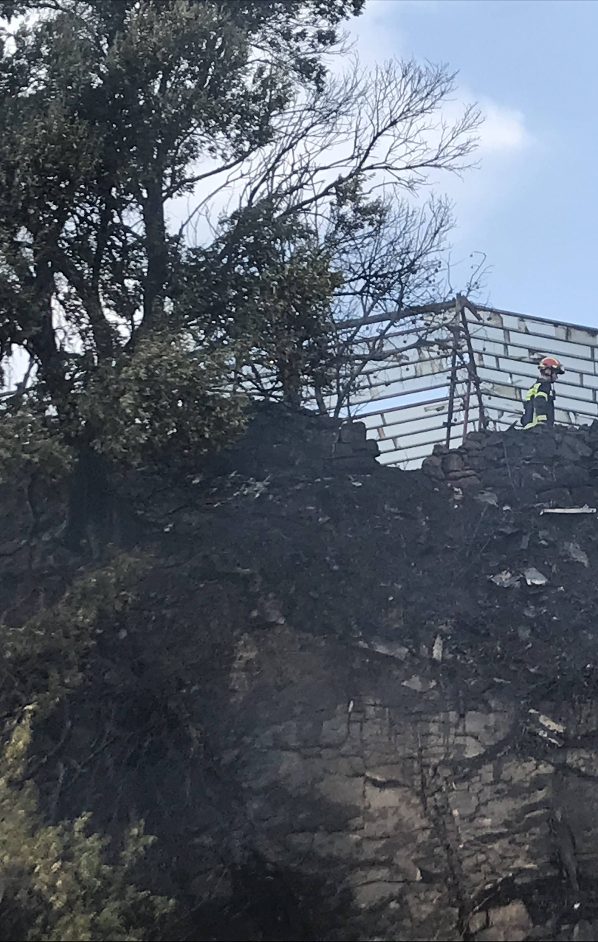 Split: Opet gorjelo na Žnjanu, vatra zahvatila šikaru i barake