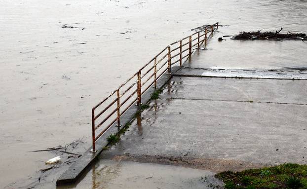 Slavonski Brod: Zbog obilnih kiša naglo raste vodostaj Save