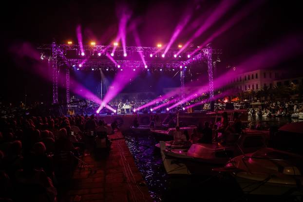 Vela Luka: Tisuće okupljenih na koncertu "Trag u beskraju" u čast Oliveru Dragojeviću