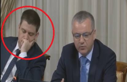Video: Ministar Butković malo 'ubio oko' usred sjednice Vlade