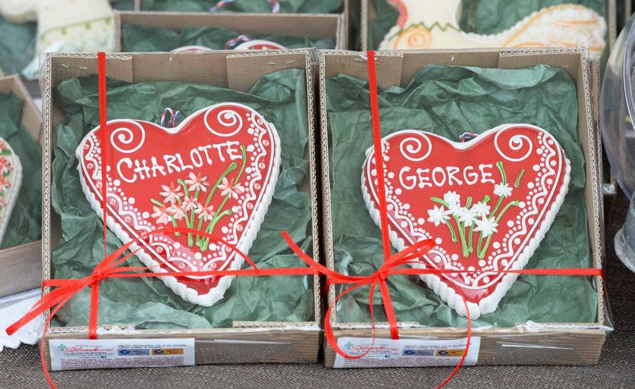 Charles i Camilla u Osijeku: Na trgu ih je dočekalo 2000 ljudi