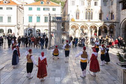U Dubrovniku se veseo plesao Linđo u narodnim nošnjama