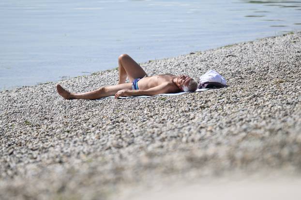 Zagreb: Građani uživaju u sunčanoj nedjelji na Jarunu