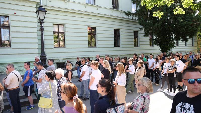 FOTO 19 minuta šutnje za Luku u Osijeku: Građani odali počast ubijenom maturantu iz Drniša...