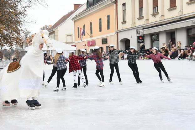 Na otvorenju klizališta u Bjelovaru glavna atrakcija bili su zagrebački klizači i bjelovarski hokejaši