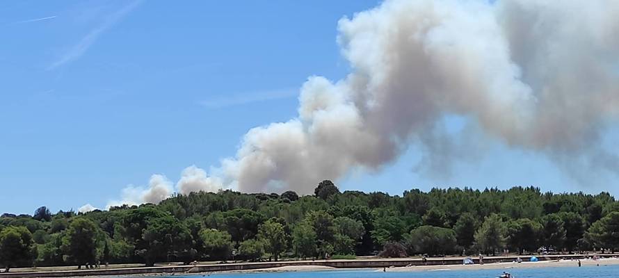 VIDEO Požar u Puli je pod nadzorom: Izgorjelo 40 hektara, uspjeli obraniti kuće