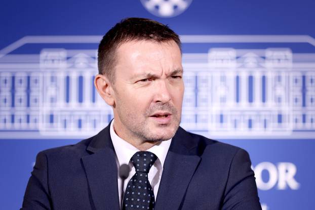 Zagreb: Arsen Bauk o prekinutoj sjednici Odbora za obranu