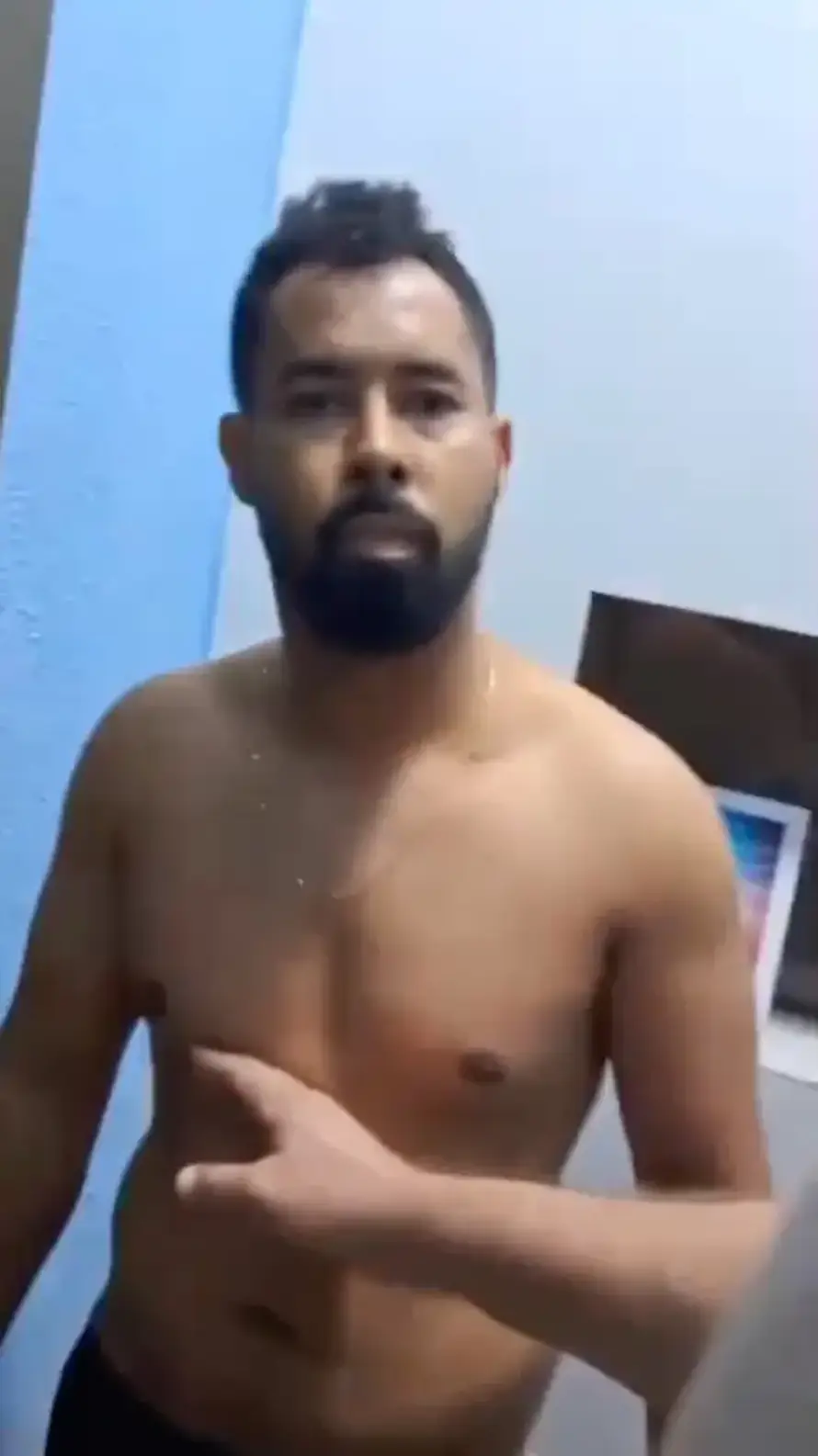 Otvor' vrata, man 'se Očenaša: Svećenika uhvatili s polugolom ženom. Procurila je i snimka