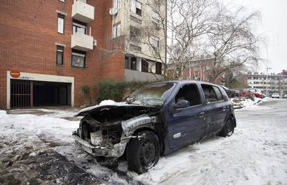 Izgorio Renault Clio, vatra se proširila na dva susjedna auta