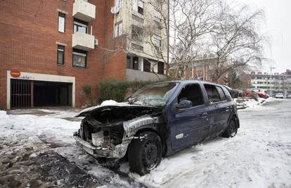 Izgorio Renault Clio, vatra se proširila na dva susjedna auta