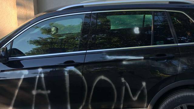Sramotno! Došli u Knin u rodnu kuću na odmor, išarali im auto sa srpskim tablicama: 'Za Dom'