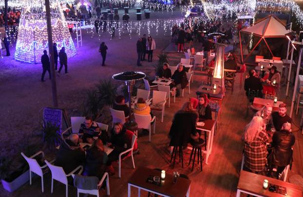 Split: Advent na bedemima Cornaro okupio mnoštvo građana