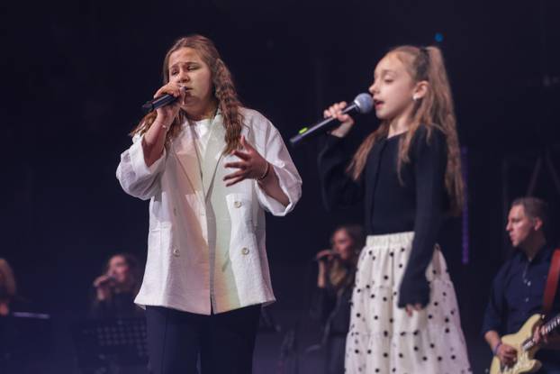 Zagreb: U Areni Zagreb održan koncert "Progledaj srcem"