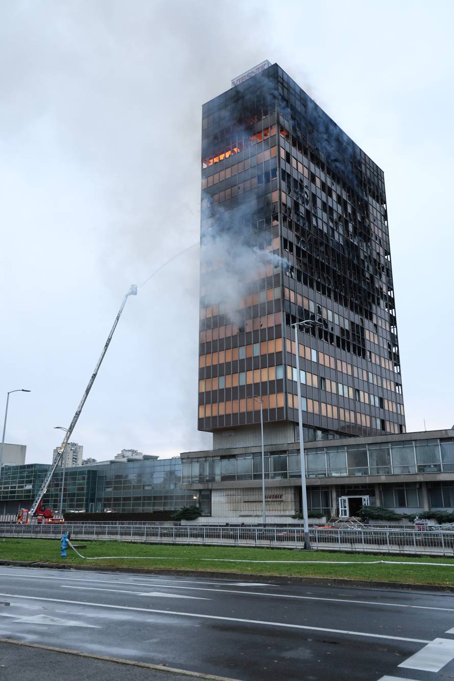 Zagreb: Nastavlja se gašenje Vjesnikovog nebodera, teška noć iza vatrogasaca