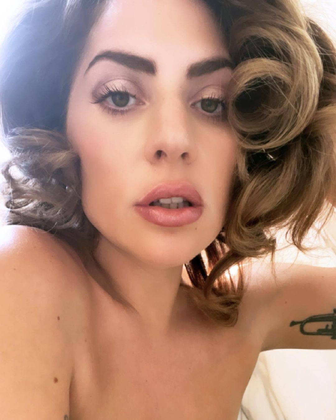 Lady Gaga se snimila gola i bez šminke, grudi je sakrila rukama