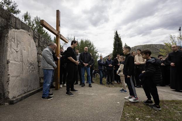 Mostar: Brojni vjernici sudjelovali na križnom putu