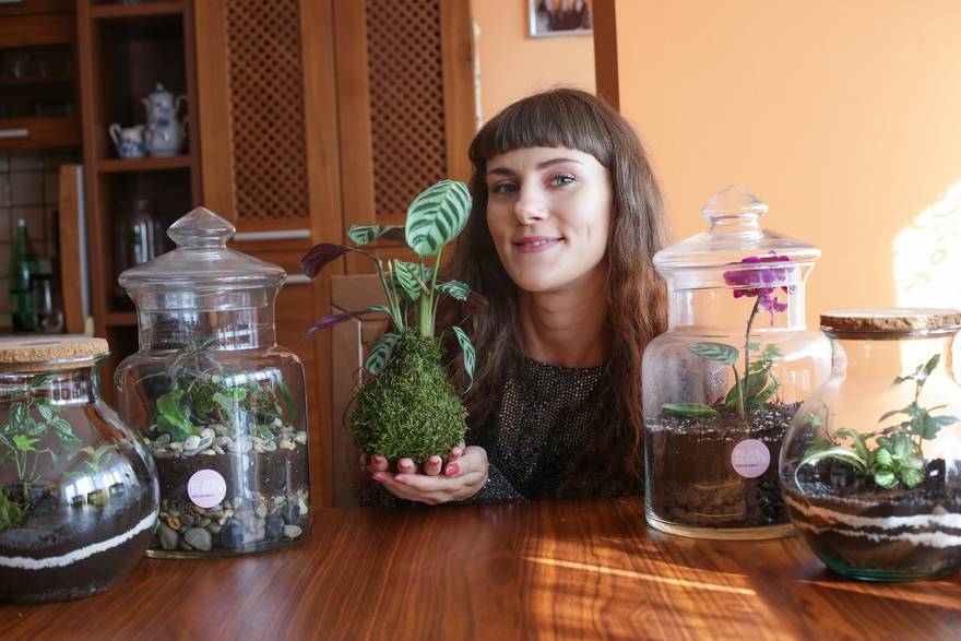 Studentica izrađuje biljne terarije