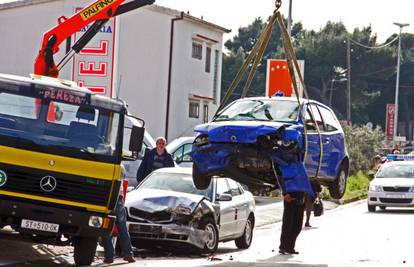 Sudarila se tri automobila kod Trogira, troje ljudi u bolnici 