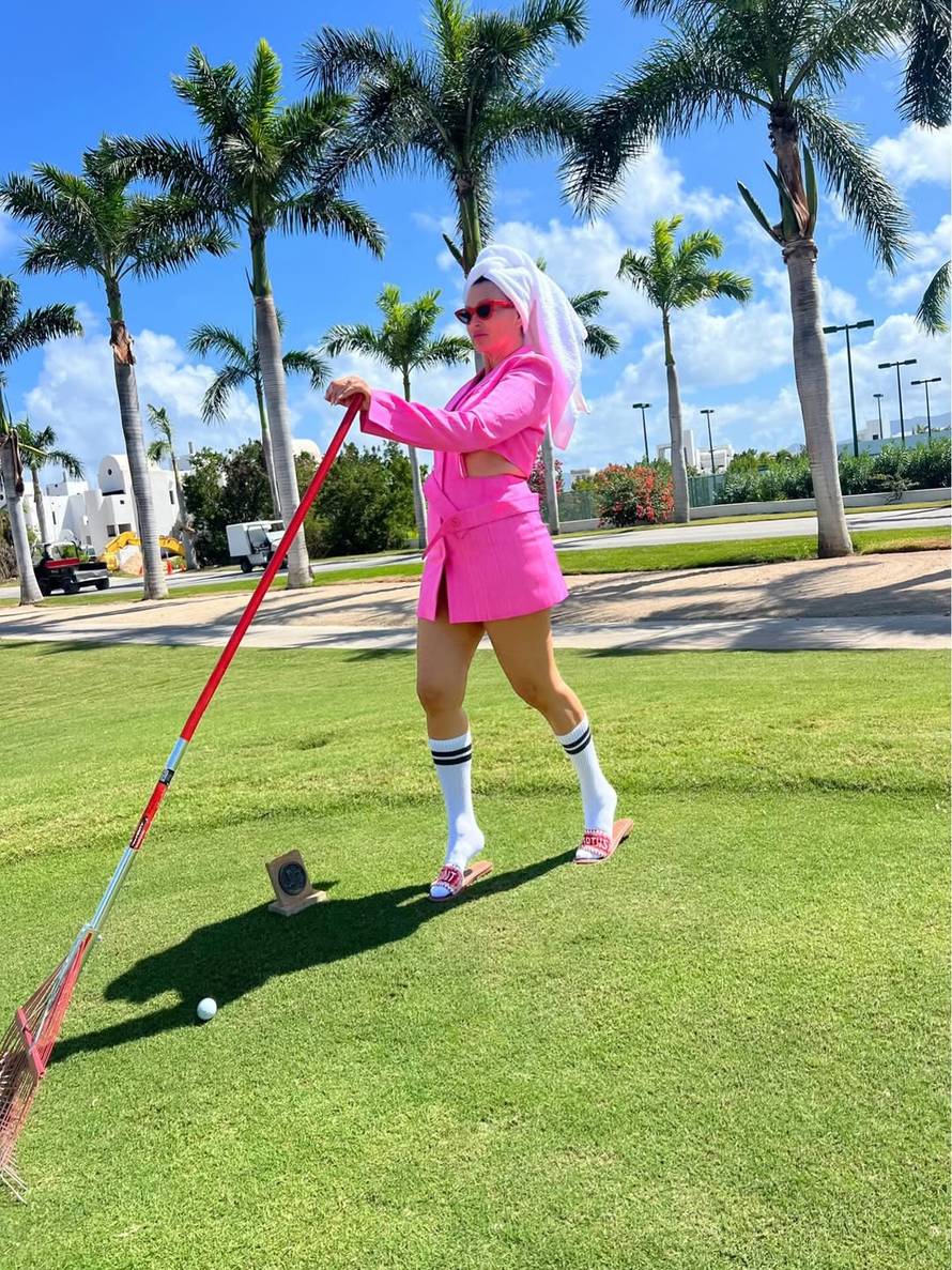 FOTO Svi gledaju u Ninine noge: Ovako igra golf na Karibima