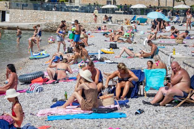 Dubrovnik: Plaža u uvali Lapad prepuna turista