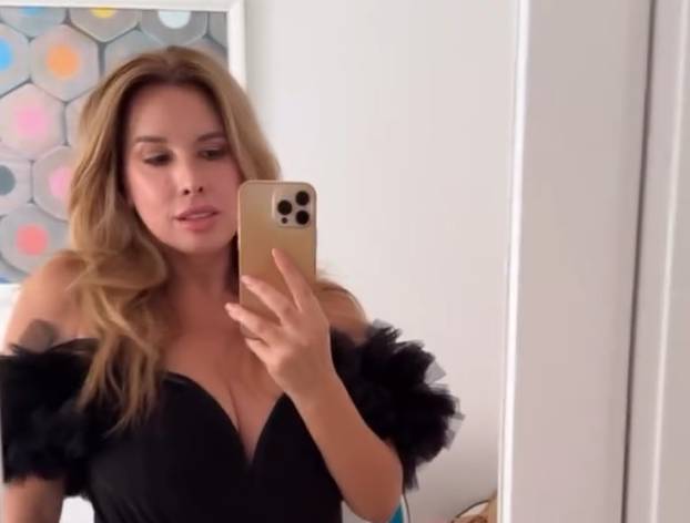 FOTO Nives Celzijus u svlačionici obukla crveni bikini, bujne grudi jedva su stale u njega