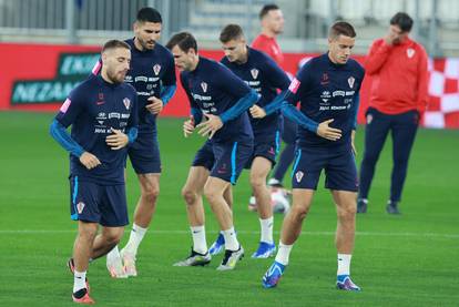 FOTO 'Vatreni' odradili trening pod reflektorima Opus Arene, Petković je trenirao odvojeno...