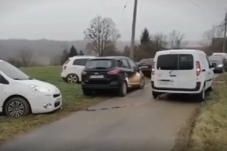 ''Nije imao gdje zavezati'': Pokušao izvući auto iz blata pa usosio i sebe