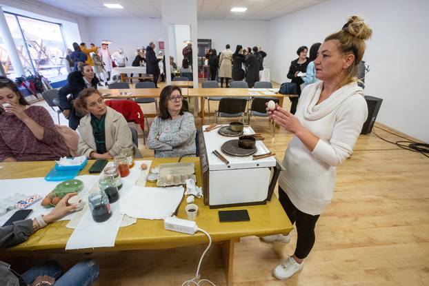 Đakovo: Radionica ukrašavanja uskrsnih jaja voskom u kući Reichsman