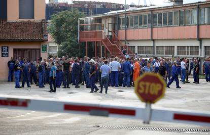 Radnici 3. maja blokirali izlaze: Ne daju da se izveze dizalica