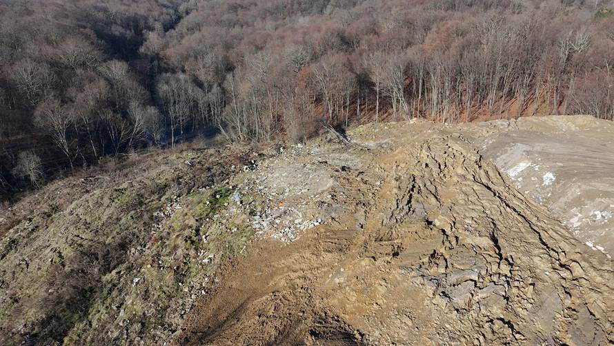 HDZ-ov načelnik je promijenio znak da osuđenik i porezni dužnik može bacati smeće u selu