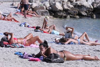 Ma kakva jesen?! Drugi je dan listopada, a plaže u Dubrovniku i Splitu nakrcane su kupačima