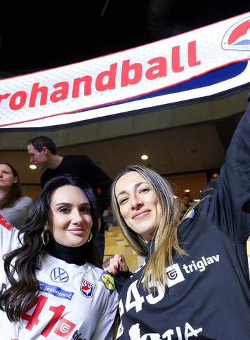 Herning: Navija&ccaron;i o&ccaron;ekuju po&ccaron;etak utakmice Hrvatska i Njema&ccaron;ka u polufinalu EHF Europskog prvenstva