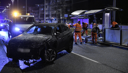 FOTO Kaos u Zagrebu: Autom se zaletio u tramvajsku stanicu u Prečkom, cesta je puna stakla...