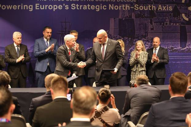 Dubrovnik: U sklopu Inicijative triju mora potpisan sporazum u području energetike, prometa, tehnologije, financija i porezne politike