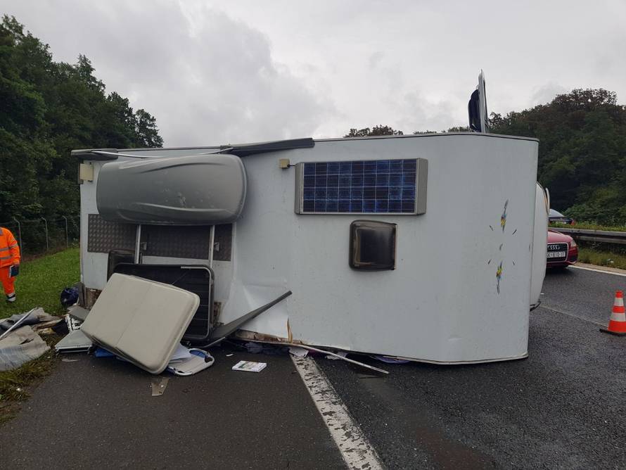 VIDEO Kod Karlovca se prevrnuo kamper, nastala velika kolona