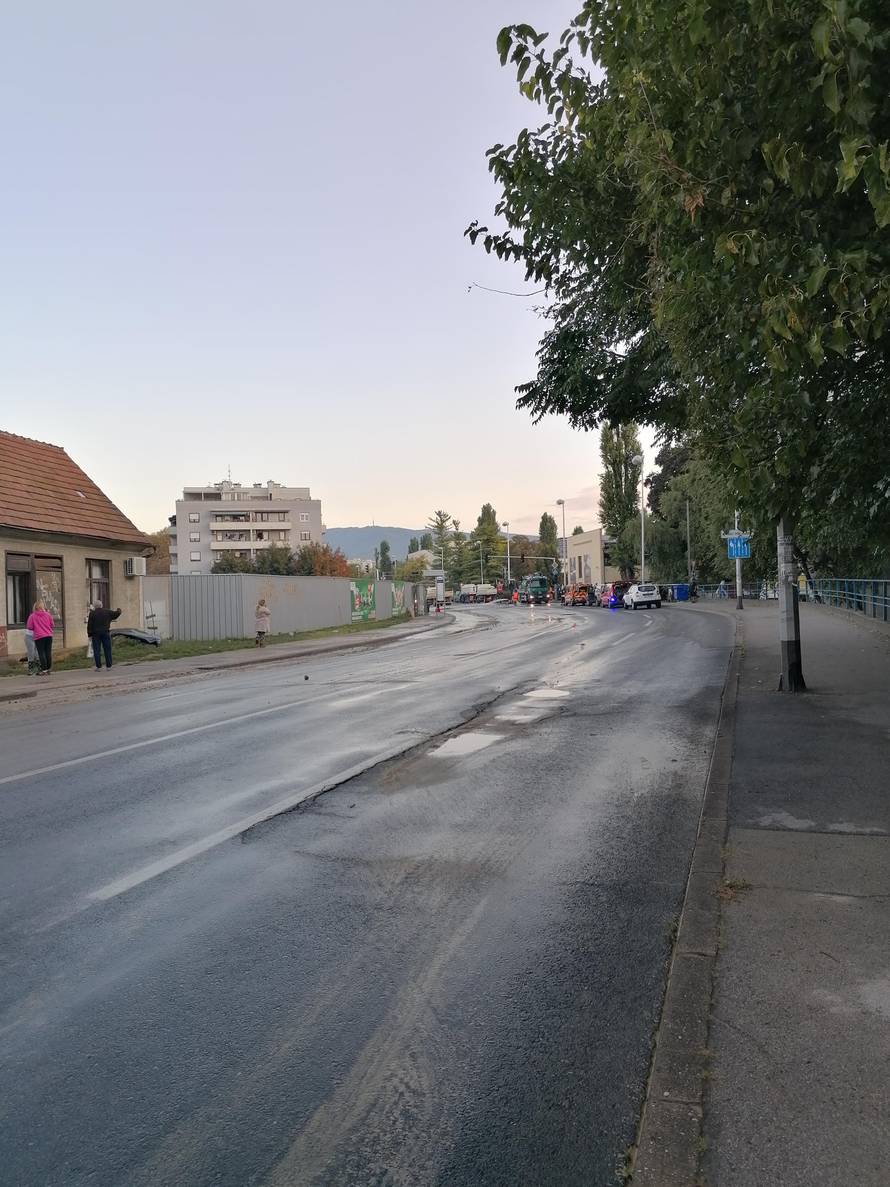 Ponovno pukla cijev na Selskoj: Vatrogasci od jutra ispumpavali vodu iz poplavljenih objekata