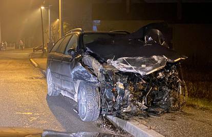 Auto potpuno skršen, a vozaču ništa: 'Auti ovdje neprestano jure, ovo više ne može ovako!'