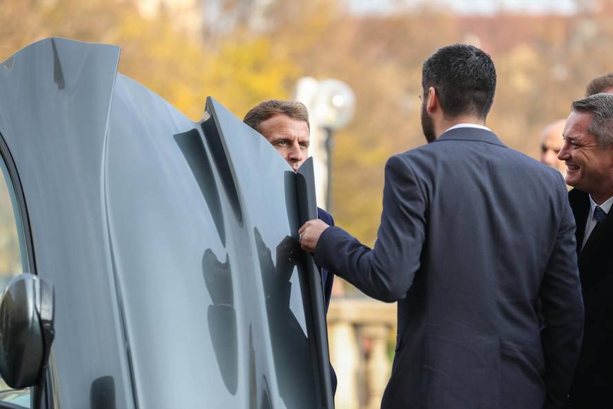Zagreb: Rimac ispred Esplanade Macronu predstavio Neveru i Bugatti